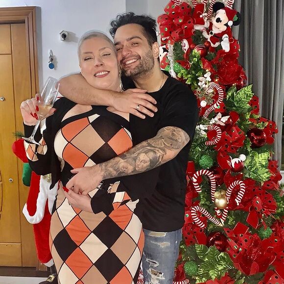 Marido de Simony, Felipe Rodriguez comemorou Natal com a mulher depois que a artista encerrou tratamento contra câncer no intestino, diagnosticado em agosto de 2022: Natal mais do que especial! Ressignificando tudo, com um gostinho diferente depois de um período de muita luta!'