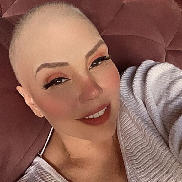 Simony encerrou o tratamento contra um câncer apos 4 meses
