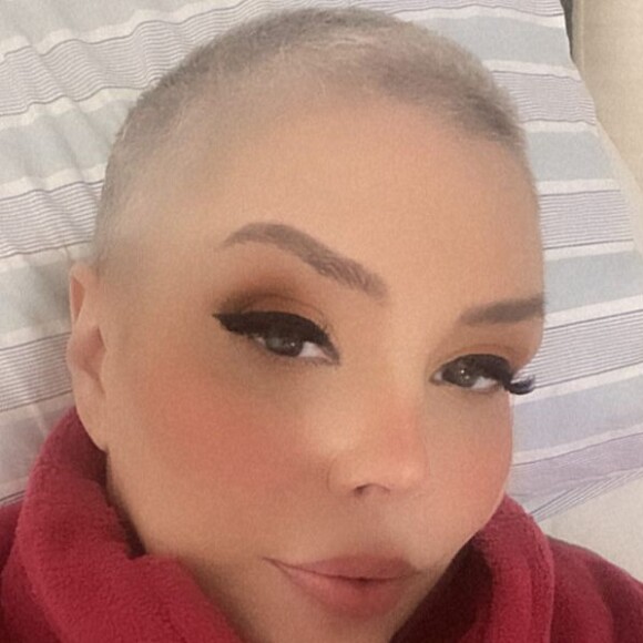 Simony teve o cabelo raspado pelo filho Ryan no início do tratamento contra o câncer