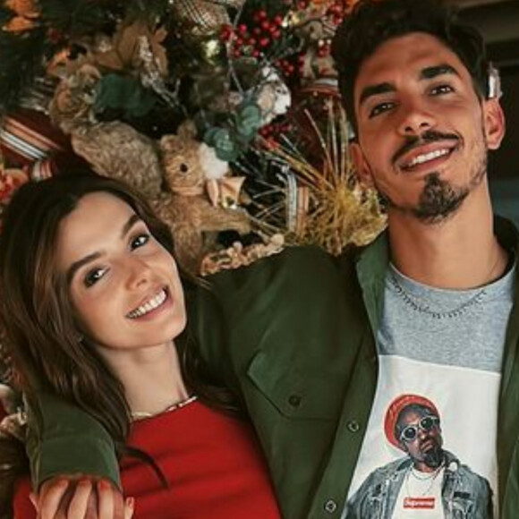 Gravidez? Giovanna Lancellotti reagiu após rumores por fotos de Natal com o namorado, Gabriel David