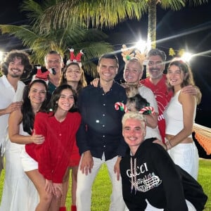 Bruna Marquezine e Xolo Maridueña posaram juntos em casa de Xuxa no Réveillon