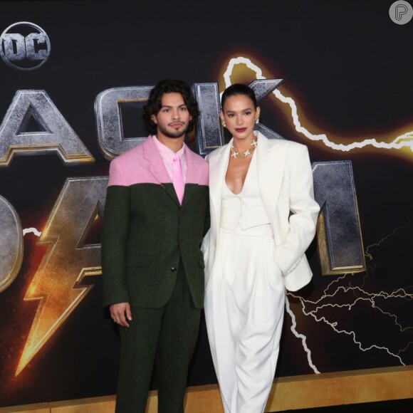 Réveillon no Brasil? Xolo Maridueña curte pós-Natal com Sasha e marido da modelo e anima fãs