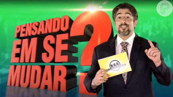 Marcos Mion dá vida a um corretor de imóveis tentando vender uma casa no vídeo de promoção de 'A Casa'