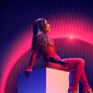 Anitta usou macacão vermelho poderoso para apresentação no VMA