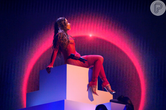 Anitta usou macacão vermelho poderoso para apresentação no VMA