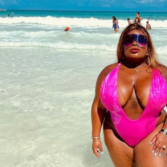 Jojo Todynho posta foto de biquíni fio dental na praia