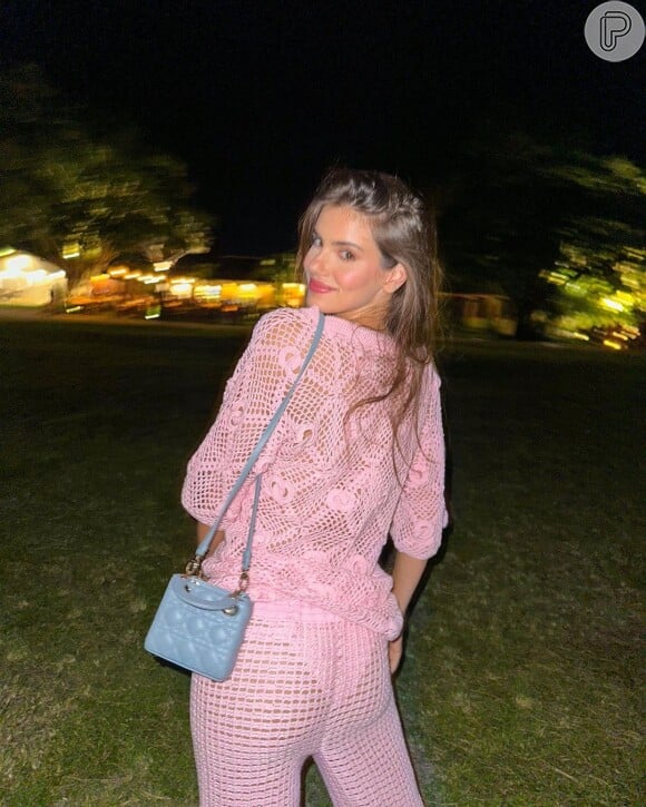 Camila Queiroz usou conjunto em tom suave de rosa durante viagem a Trancoso