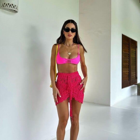 Crochê barbiecore aparece nesse look de Camila Coelho para Verão 2023