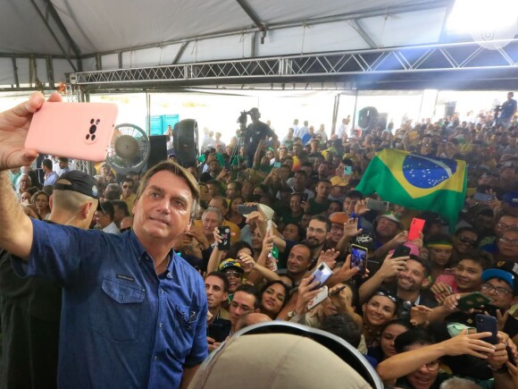 Jair Bolsonaro embarcou no avião presidencial no início da tarde e a expectativa é que ele desembarque na Flórida, nos Estados Unidos