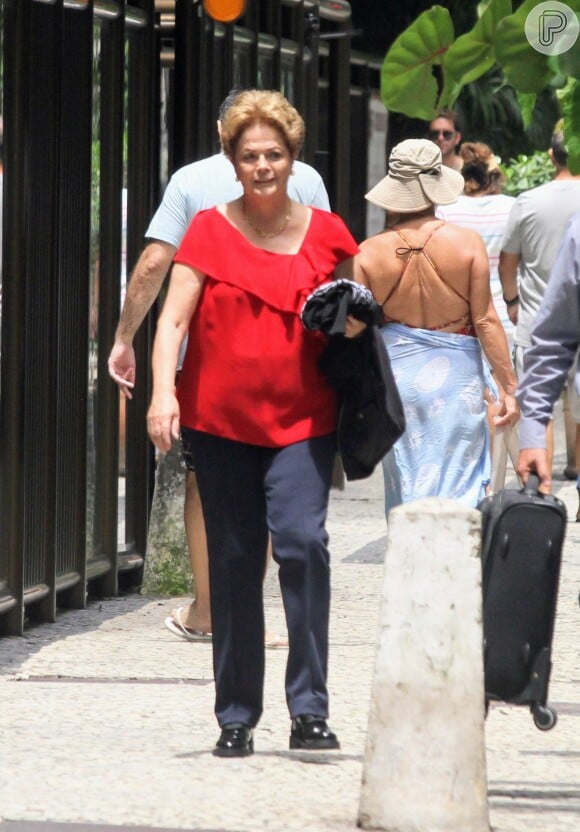 Dilma Rousseff não dispensou uma blusa vermelha, cor símbolo do Partido dos Trabalhadores