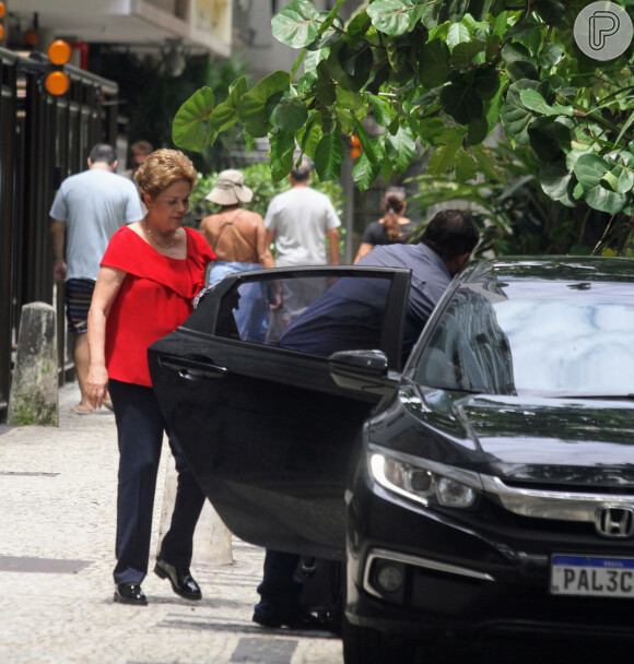 Dilma Rousseff estava se encaminhando ao carro para ir até o aeroporto. Ex-presidente viaja para Brasília para acompanhar posse de Lula