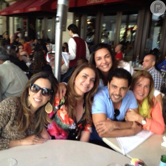 Zilu posta foto agarrada com Zezé Di Camargo durante almoço com as amigas, em 28 de março de 2013