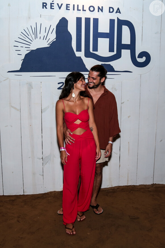 Yanna Lavigne e o marido, Bruno Gissoni, curtiram o show do Silva no Réveillon da Ilha