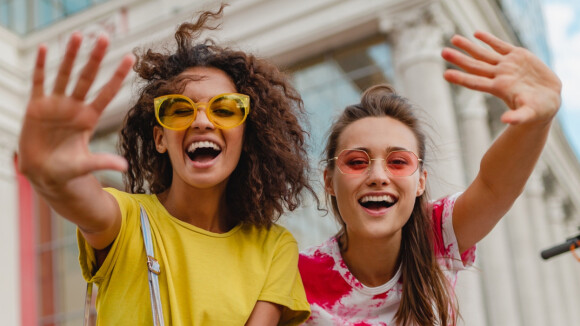 Cores no verão! Desvendamos 10 mitos e verdades de moda para usar looks coloridos sem tabus