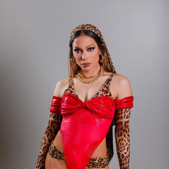 Anitta deu um ar ainda mais sexy ao seu look de Tieta