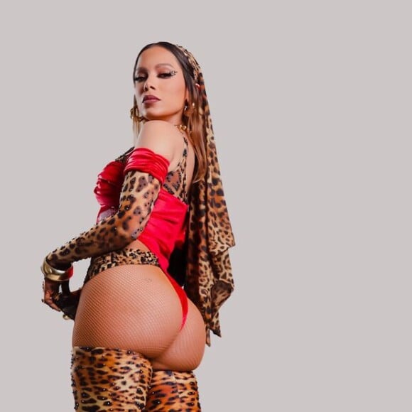 Anitta deixou o bumbum em evidência com seu look sexy