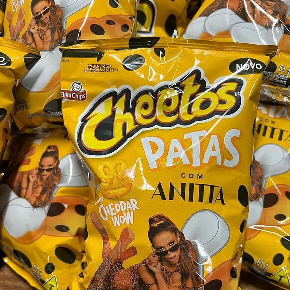 Fãs de Anitta aplaudiram o fato da artista ter combinado o look com o animal print do salgadinho do qual é garota-propaganda