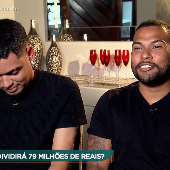 Netos de Pelé, Gabriel e Octávio foram chamados ao Brasil pela tia Kely e conseguiram ver o avô vivo