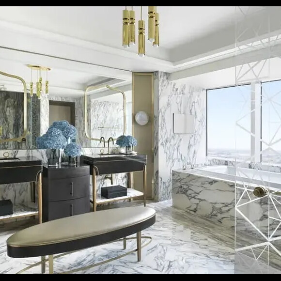 Enquanto não se muda, Cristiano Ronaldo está hospedado em um hotel de luxo com a família