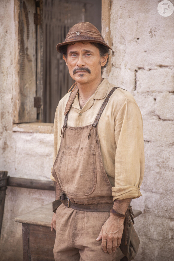 Novela 'Mar do Sertão': Timbó (Enrique Diaz) engole um diamante que Tertulinho (Renato Góes) guardava na geladeira no capítulo de sexta-feira 20 de janeiro de 2023