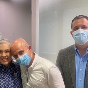 Simony comemorou com os médicos o fim do tratamento contra o câncer de intestino