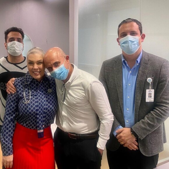 Simony comemorou com os médicos o fim do tratamento contra o câncer de intestino