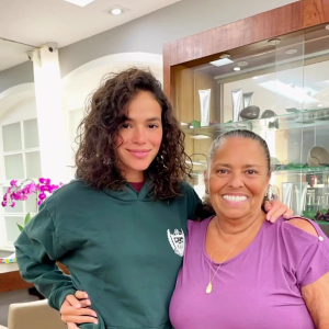 Bruna Marquezine sem maquiagem: atriz compareceu a um salão para cuidar dos cabelos no Rio de Janeiro 