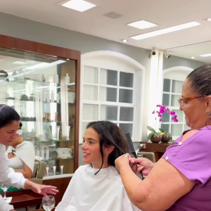 Bruna Marquezine se submeteu a um tratamento para devolver volume, maciez e saúde para os cabelos