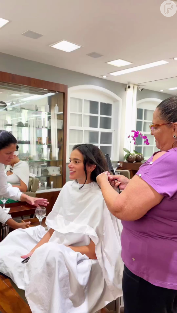 Bruna Marquezine se submeteu a um tratamento para devolver volume, maciez e saúde para os cabelos