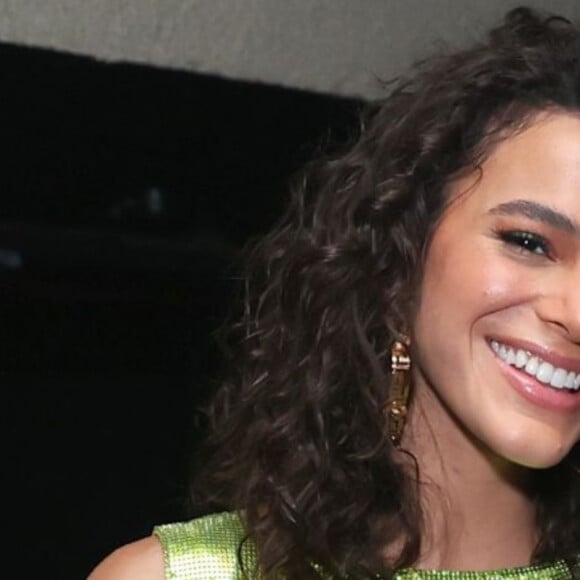 Bruna Marquezine surgiu em público com o cabelo natural durante um show do J Balvin, em outubro do ano passado