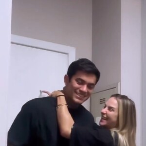 Gabi Martins se divertiu ao revelar para o namorado, Lincoln Lau, que a 'gravidez' era uma brincadeira