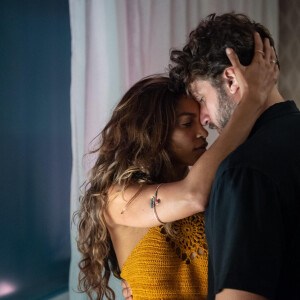 Ari (Chay Suede) começou a novela 'Travessia' com Brisa (Lucy Alves) e agora pode ter um 3º amor