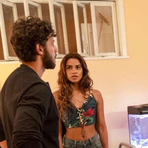 Ari (Chay Suede) trocou Brisa (Lucy Alves) por Chiara (Jade Picon) e viu a ex engatar namoro com Oto (Romulo Estrela) na novela 'Travessia'