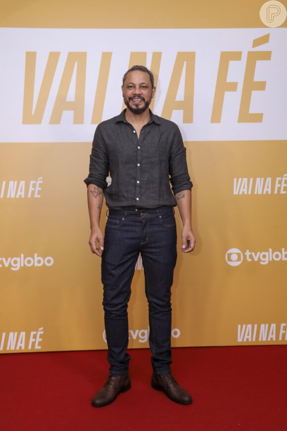 Che Moais interpreta Carlão, marido de Sol (Sheron Menezzes) na novela 'Vai na Fé'