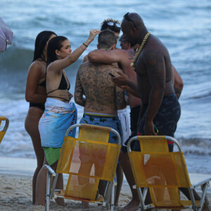 O segurança de MC Daniel também estava na praia com o casal