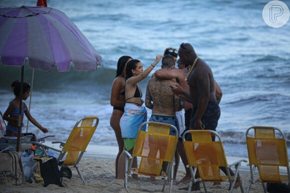 O segurança de MC Daniel também estava na praia com o casal