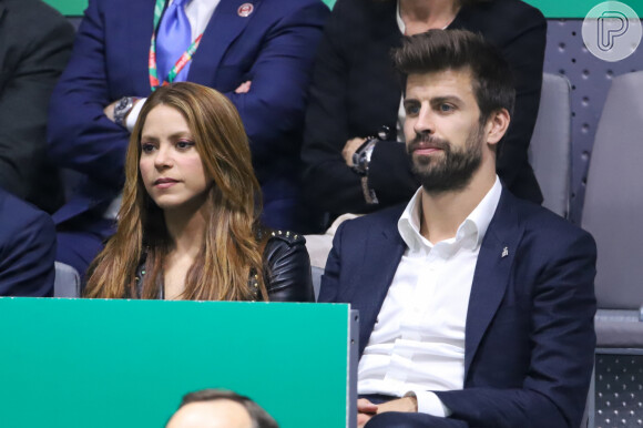 Shakira ficou visivelmente incomodada ao ser podada por Piqué no evento