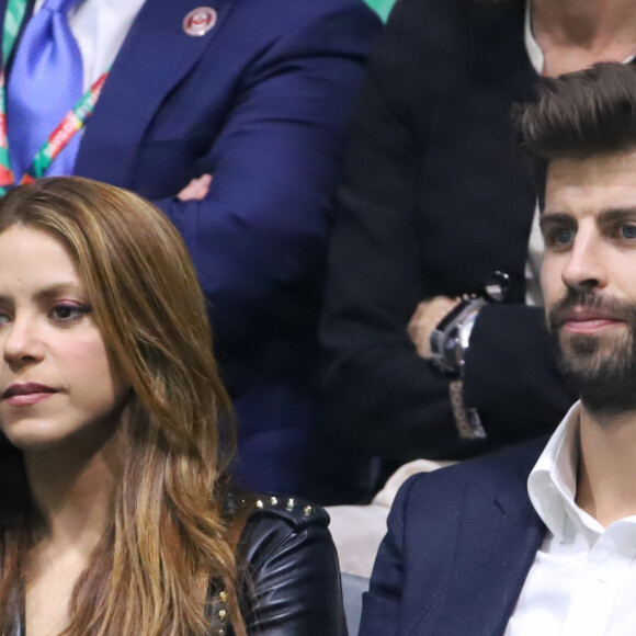 Shakira ficou visivelmente incomodada ao ser podada por Piqué no evento