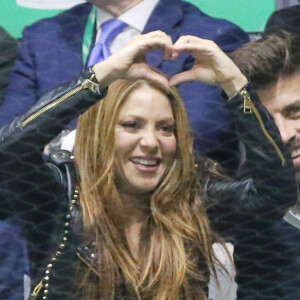 Shakira foi com Piqué a evento esportivo e, ao fazer coração com as mãos, foi reprimida pelo então marido