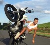 Influenciador João do Grau se diverte fazendo manobras com sua moto