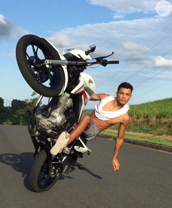 Influenciador João do Grau se diverte fazendo manobras com sua moto