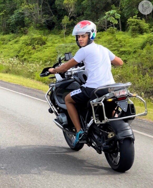 Rainha do grau, má influencer de MT pilota sem CNH, empina moto