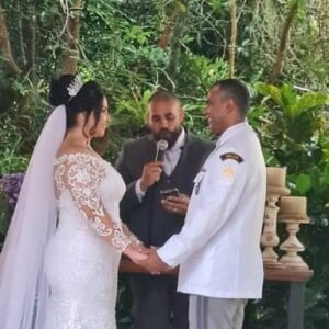 Anitta foi madrinha de casamento do irmão Felipe Terra