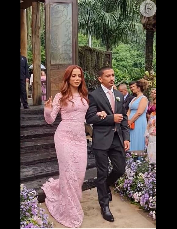 Anitta escolheu um look da Dolce & Gabbana para o casamento do irmão