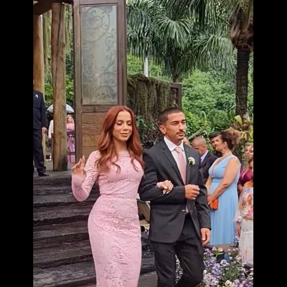 Anitta escolheu um look da Dolce & Gabbana para o casamento do irmão