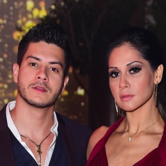 Arthur Aguiar negou os boatos e disse que continua solteiro