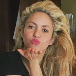 Shakira, diga-se de passagem, está construindo um muro para acabar com os espaços compartilhados entre as mansões
