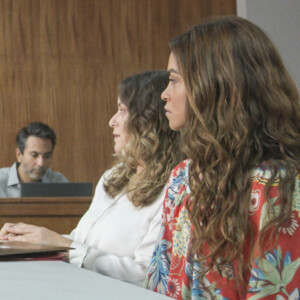 Brisa (Lucy Alves) vai perder a guarda do filho, Tonho (Vicente Alvite), na novela 'Travessia', por decisão judicial