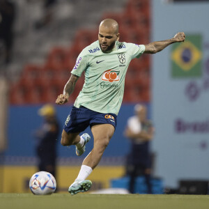 Defesa de Daniel Alves alega que o jogador foi demitido do Pumas, do México, e, por isso, não iria retornar ao país
