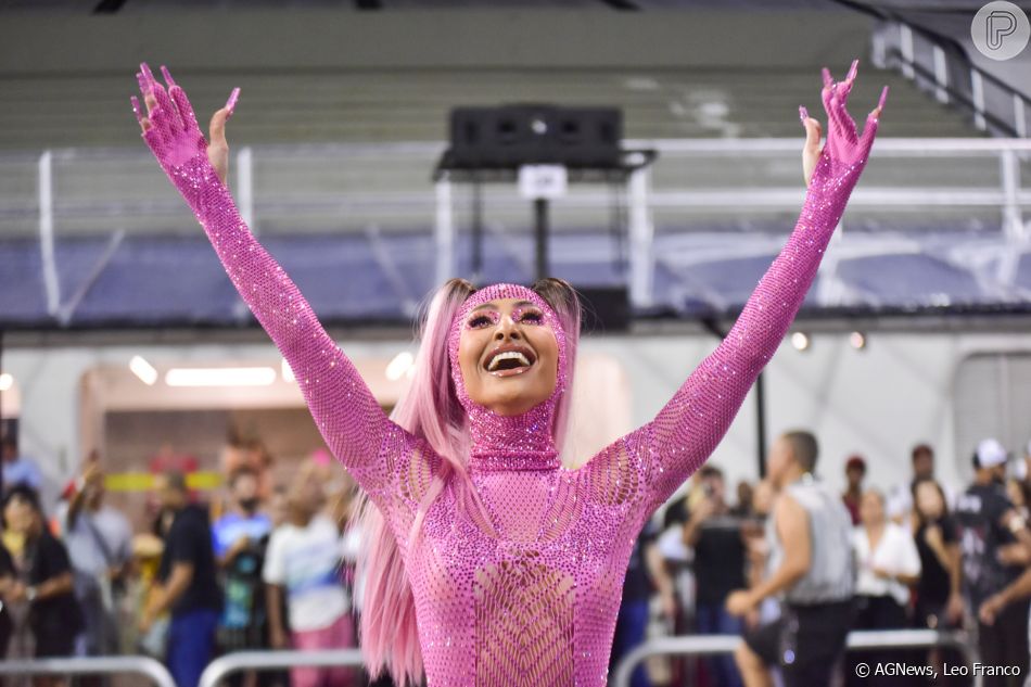 Sabrina Sato apostou em mais um look arrasador para esquenta de carnaval